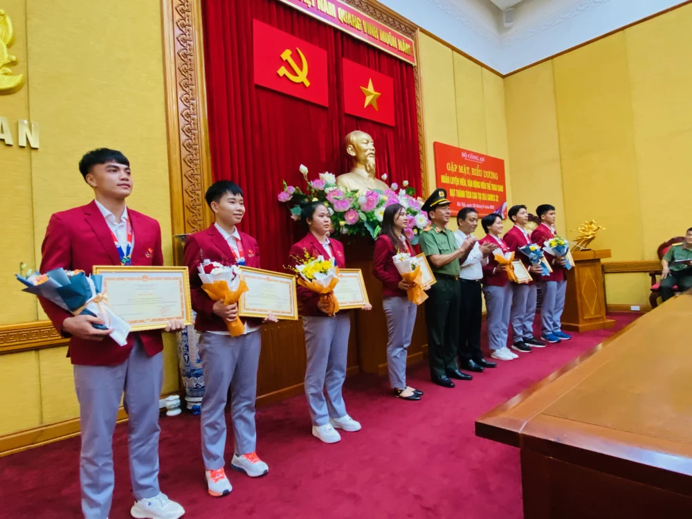 Lãnh đạo Bộ Công an trao thưởng cho các HLV, VĐV đạt kết quả huy chương tại SEA Games 32. Ảnh: MINH MINH