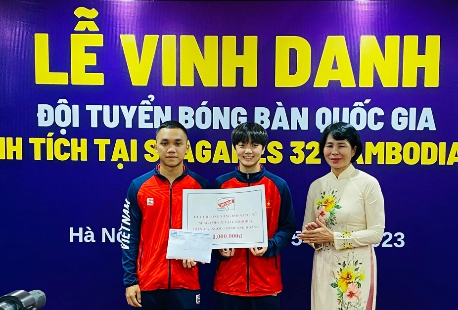 Đinh Anh Hoàng và Trần Mai Ngọc đã được tặng thưởng của Liên đoàn bóng bàn Việt Nam. Ảnh: MINH MINH