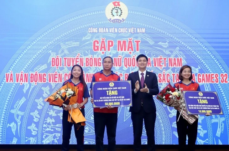 Tuyển thủ Nguyễn Thị Oanh và đội tuyển bóng đá nữ Việt Nam đã được tặng thưởng ở ngày 25-5. Ảnh: TCTDTT
