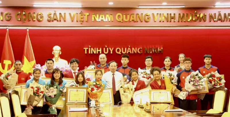 HLV, VĐV thể thao Quảng Ninh đã được khen thưởng và tặng quà trước thành tích SEA Games 32. Ảnh: THANH TÙNG
