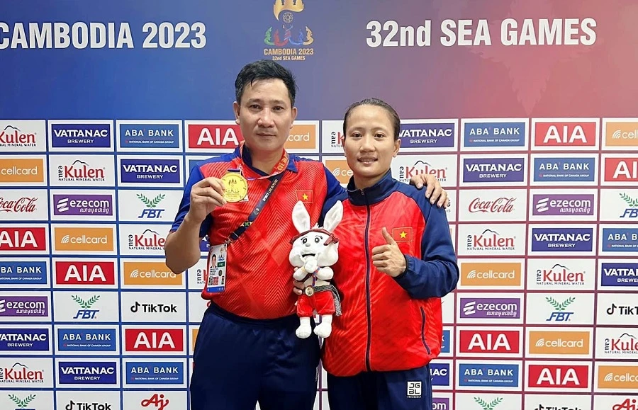 HLV Trần Đình Đô và cô học trò Hằng Nga sau khi giành được HCV tại SEA Games 32. Ảnh: MINH MINH