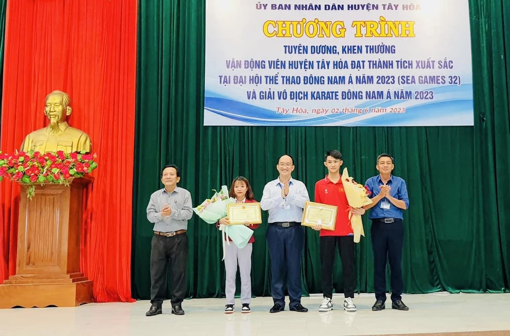 Lê Thị Tuyết đã được gặp mặt khen thưởng từ địa phương Tây Hòa. Ảnh: MINH MINH