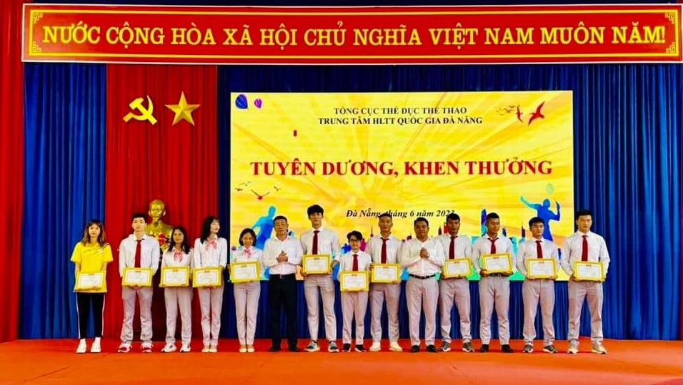 Các VĐV của các đội tuyển thể thao quốc gia tập huấn tại Trung tâm HLTTQG Đà Nẵng giành kết quả huy chương SEA Games 32 đã được tuyên dương, khen thưởng. Ảnh: TTHLTTQG ĐÀ NẴNG