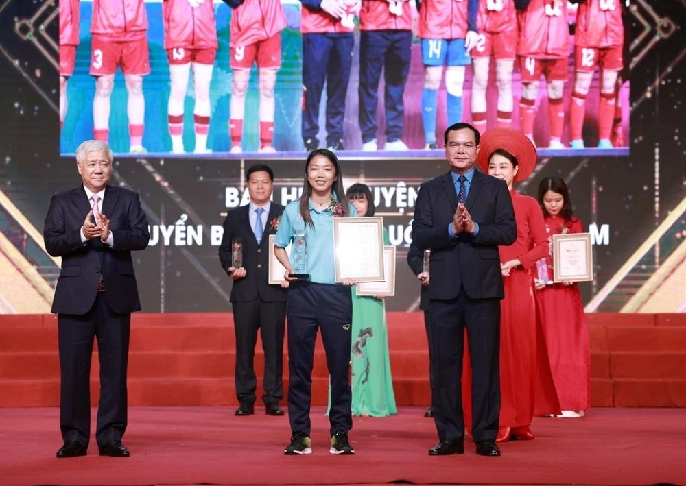 Đội trưởng Huỳnh Như thay mặt đội tuyển bóng đá nữ Việt Nam nhận bằng khen tại buổi vinh danh. Ảnh: LĐ