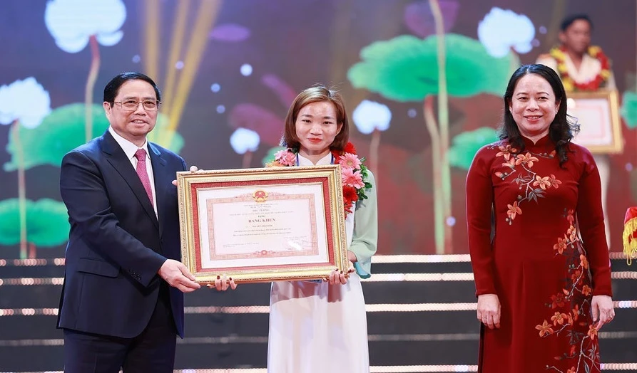 Nguyễn Thị Oanh được Thủ tướng Chính phủ Phạm Minh Chính tặng Bằng khen. Ảnh: TTXVN