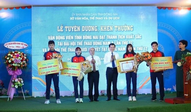 Huỳnh Thị Mỹ Tiên và các tuyển thủ giành HCV cho thể thao Đồng Nai được khen thưởng. Ảnh: MINH MINH