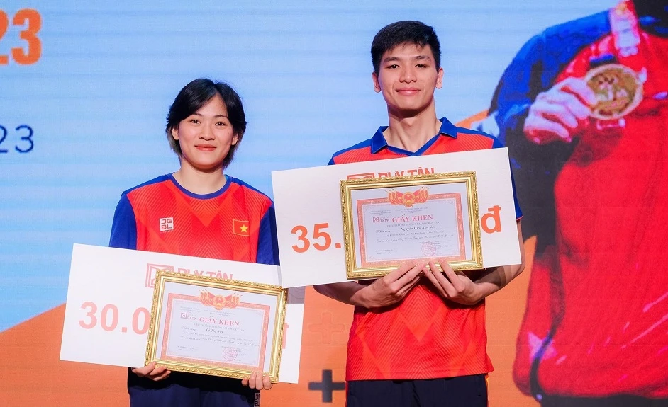Lê Thị Nhi, Nguyễn Hữu Kim Sơn đã được Đại học Duy Tân trao thưởng. Ảnh: ĐH DUY TÂN