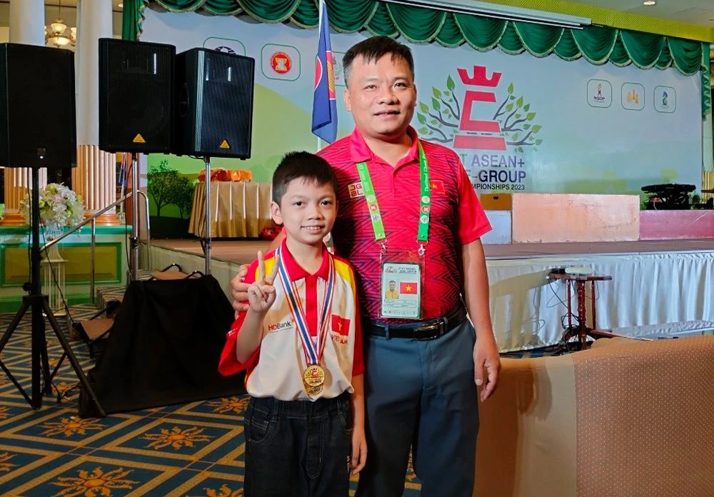 Kỳ thủ Nguyễn Xuân Phương và HLV Bùi Vinh tại Thái Lan khi dự giải trẻ các nhóm tuổi Đông Nam Á 2023. Ảnh: BÙI VINH