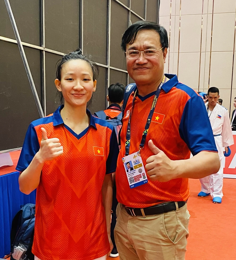 Hoàng Thị Mỹ Tâm được Trưởng đoàn thể thao Đặng Hà Việt chúc mừng sau khi giành tấm HCV tại SEA Games 32. Ảnh: MINH MINH