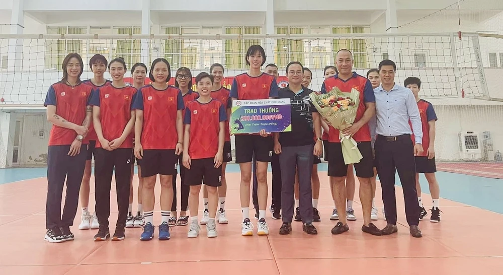Đội tuyển bóng chuyền nữ Việt Nam đã được tặng 200 triệu đồng cho kết quả thi đấu AVC Challenge Cup 2023. Ảnh: HCĐG