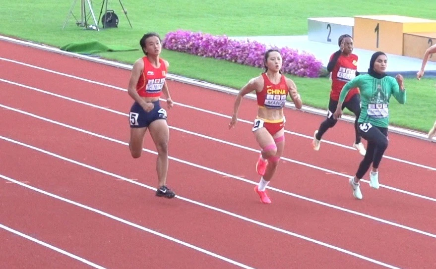 Nhi Yến (ngoài cùng) đã giành quyền vào chung kết 100m nữ giải điền kinh vô địch châu Á 2023. Ảnh: NAM TRUNG