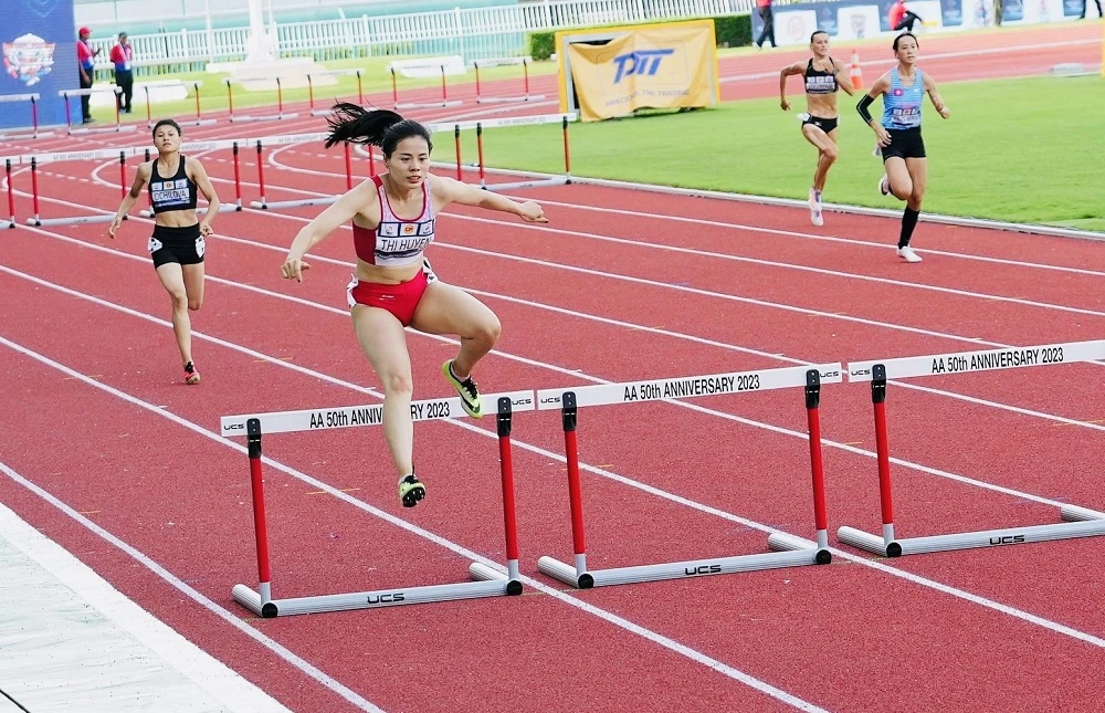 Nguyễn Thị Huyền đã không có huy chương ở cự ly 400m rào nữ tại giải điền kinh vô địch châu Á 2023. Ảnh: MINH MINH