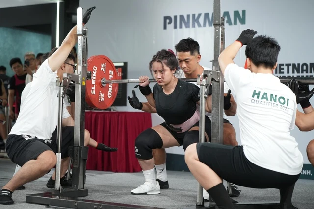 VĐV thi đấu giải powerlifting Việt Nam 2023 với vòng loại ở Hà Nội. Ảnh: MINH MINH