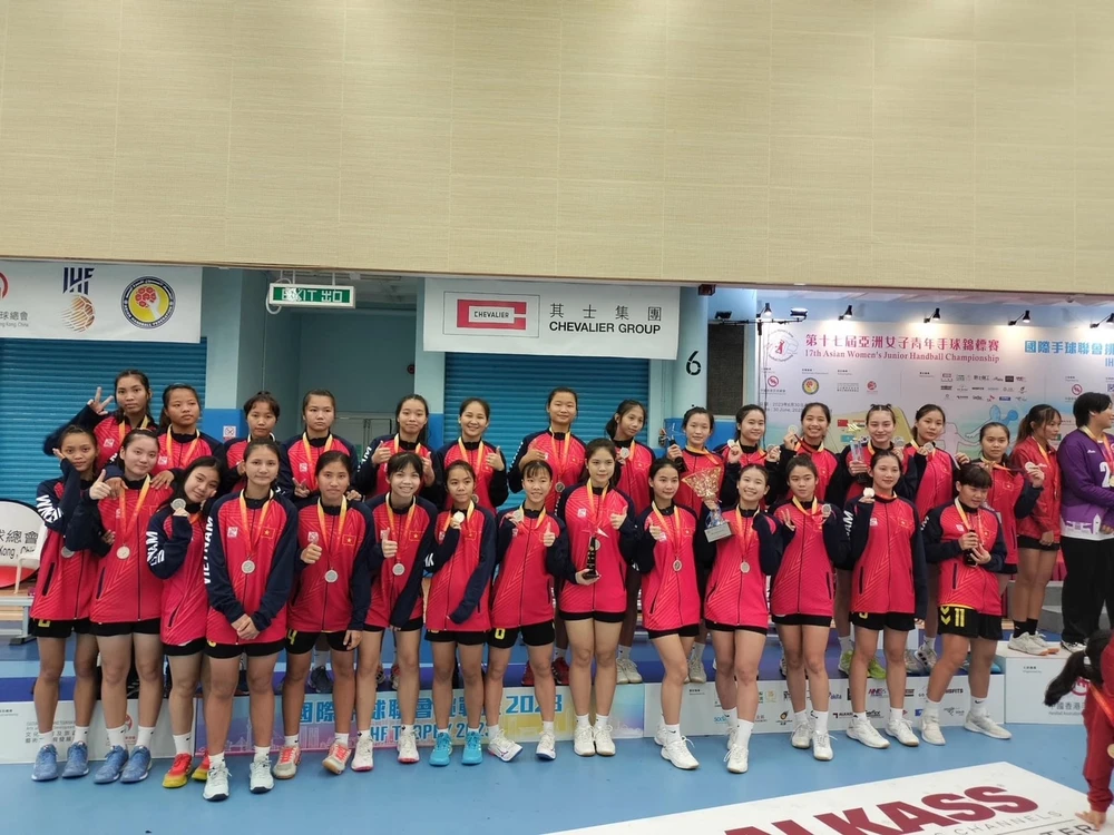 Bóng ném nữ trẻ Việt Nam có HCB ở giải đấu tại Hongkong (Trung Quốc). Ảnh: IHF