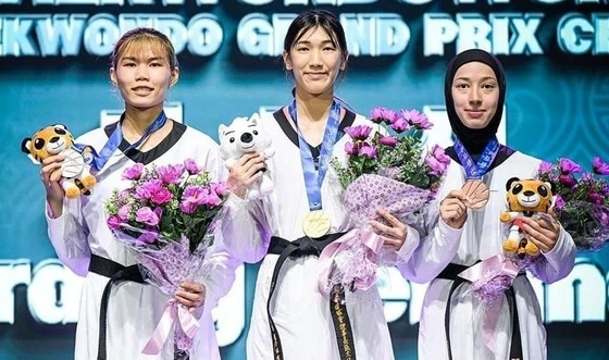 Võ sĩ Ánh Tuyết (ngoài cùng bên trái) đang có mặt tại Hàn Quốc và giành được HCB giải Grand Prix 2023 ở đây. Ảnh: WTF