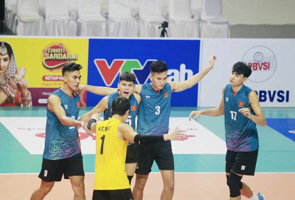 Đội tuyển bóng chuyền nam Việt Nam đang dần ổn định hơn khi cầu thủ trẻ có thêm điều kiện thi đấu để tăng cường chuyên môn. Ảnh: AVC