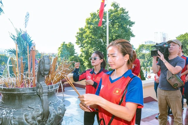 VĐV tham gia dâng hương tưởng niệm Ngày thương binh liệt sĩ 27-7. Ảnh: MINH MINH