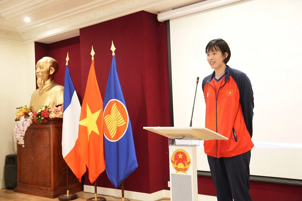 Đội trưởng Thanh Thúy thay mặt các đồng đội gởi lời cám ơn về sự đón tiếp của đại diện Đại sứ quán Việt Nam tại Pháp. Ảnh: VFV