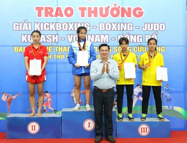 Các VĐV môn kickboxing của Đại hội được ban tổ chức trao thưởng sau khi đạt thành tích. Ảnh: BVH