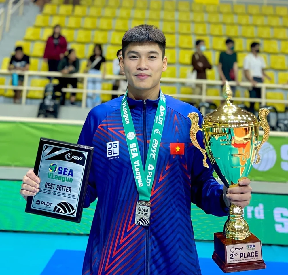 Cầu thủ Đinh Văn Duy đã nhận danh hiệu chuyền hai xuất sắc nhất giải SEA V.League 2023. Ảnh: VĂN DUY