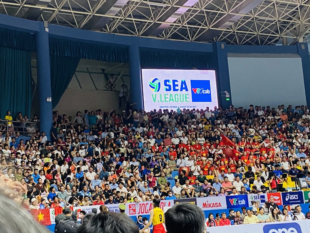 Khán giải ngồi kín khán đài và leo trèo đứng trên bảng điện tử tại nhà thi đấu trong trận chung kết SEA V.League 2023 tối 6-8 ở Vĩnh Phúc. Ảnh: MINH MINH