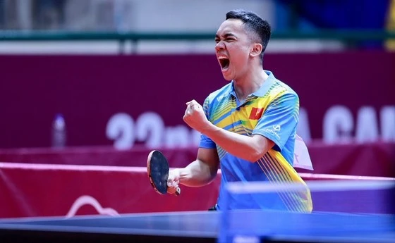 Đinh Anh Hoàng thăng hoa tại Campuchia và giành HCV đôi nam-nữ ở SEA Games 32. Ảnh: DŨNG PHƯƠNG