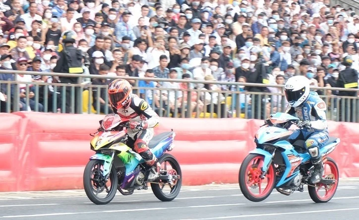 Các giải đua mô tô thể thao luôn thu hút đông đảo người hâm mộ cổ vũ tại Cần Thơ. Ảnh: MTVN