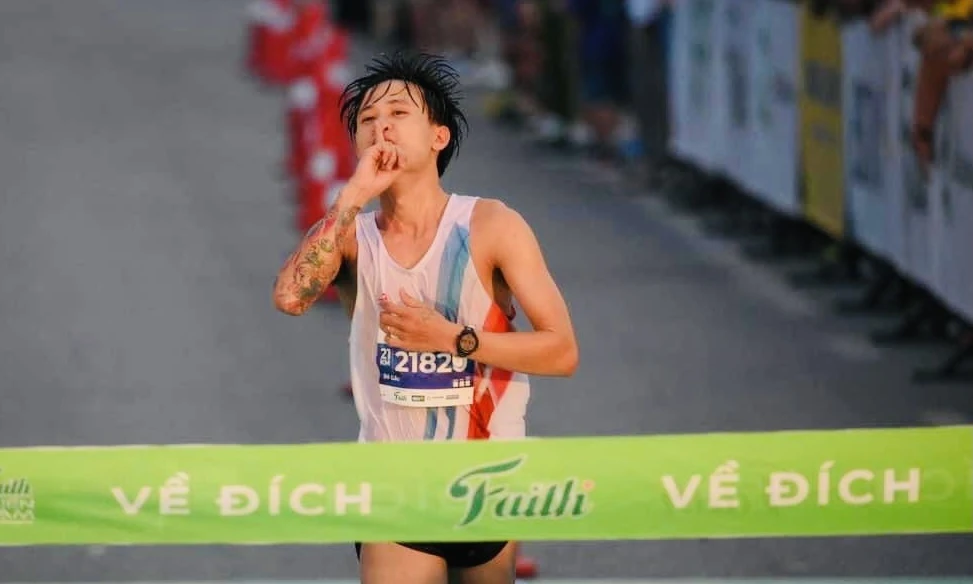 Tuyển thủ Nguyễn Trung Cường đã có ngôi vô địch ở giải marathon Nghệ An 2023. Ảnh: BTC