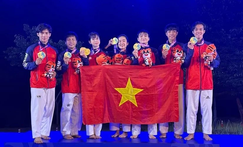 Các tuyển thủ taekwondo biểu diễn quyền của Việt Nam có tấm HCV tại Liên hoan sau bài freestyle. Ảnh: TKVN