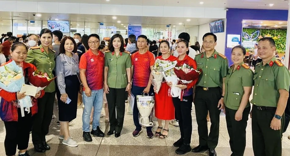 Thu Vinh được các cấp quản lý đón tại sân bay Nội Bài. Ảnh: BSVN