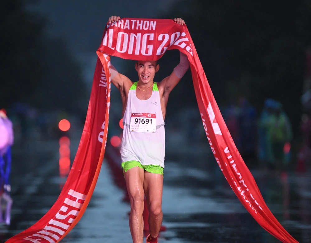 Phạm Tiến Sản đã vô địch nội dung marathon nam tại Hạ Long (Quảng Ninh). Ảnh: VNM