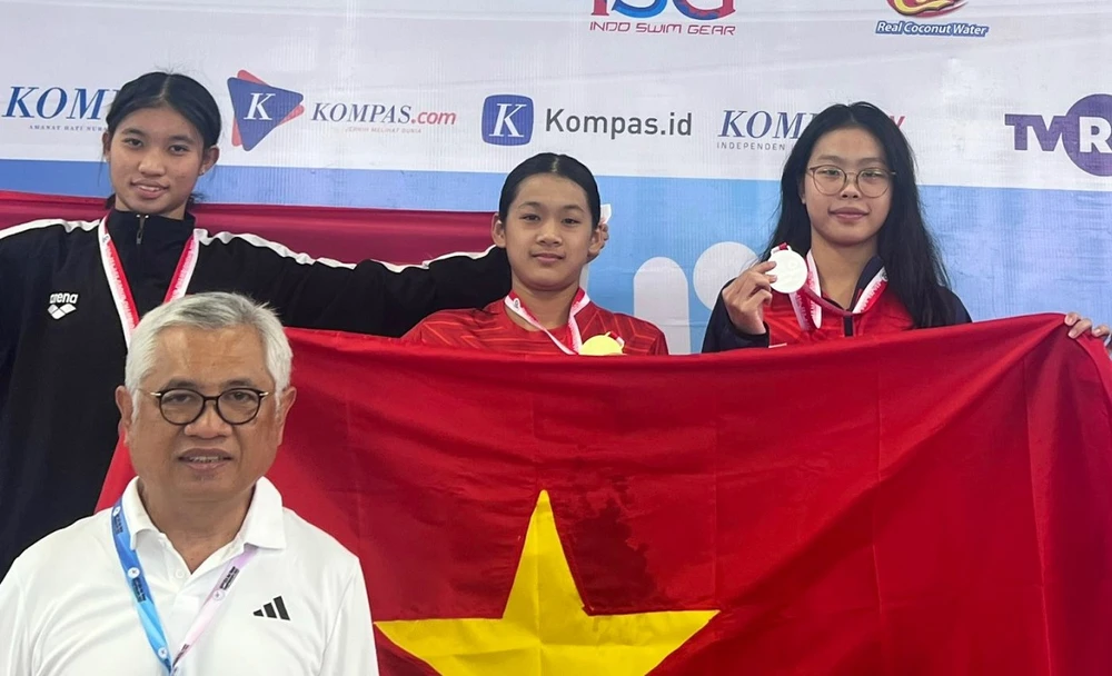 Nguyễn Thúy Hiền (giữa) vừa thi đấu giải bơi vô địch các nhóm tuổi trẻ Đông Nam Á 2023 mới đây. Ảnh: MINH MINH