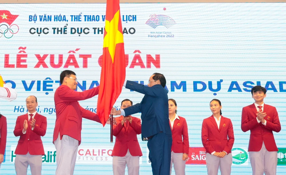 Phó Chủ tịch Quốc hội Trần Quang Phương trao cờ cho lãnh đạo Đoàn thể thao Việt Nam và giao nhiệm vụ tham dự ASIAD 19 tại lễ xuất quân. Ảnh: CỤC TDTT