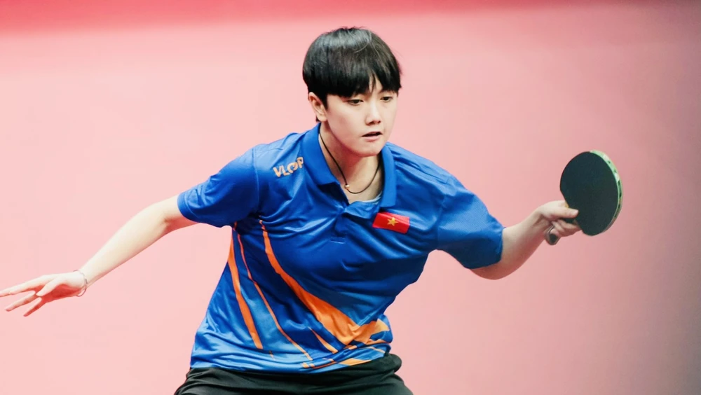 Tay vợt trẻ Trần Mai Ngọc thi đấu ở ASIAD 19 trước đối thủ Nhật Bản. Ảnh: ĐOÀNTTVN