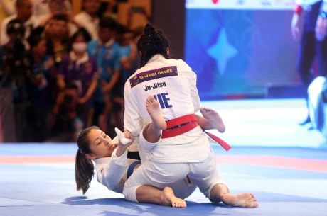 Jessa Khan thi đấu với võ sĩ Việt Nam tại SEA Games 32 vừa qua. Ảnh: LƯỢNG LƯỢNG