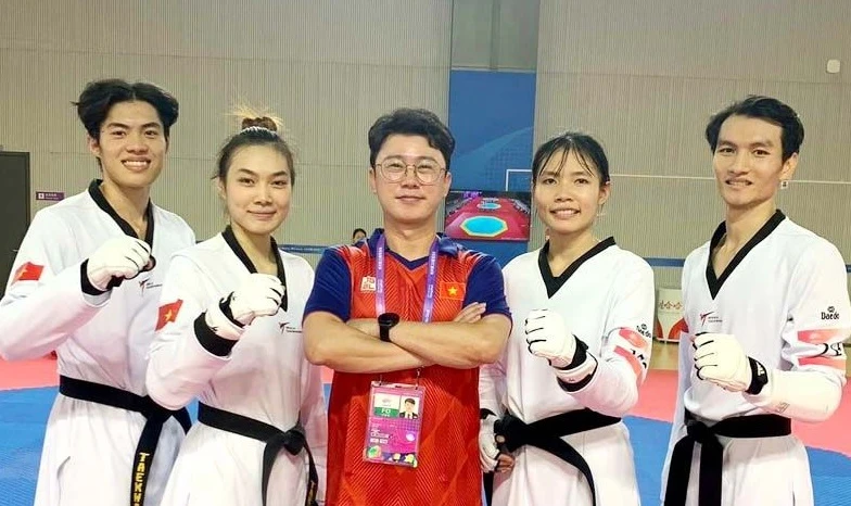 Bạc Thị Khiêm (thứ hai từ phải sang) đã thi đấu tốt để lọt vào bán kết hạng cân 67kg nữ và có HCĐ chung cuộc. Ảnh: THANH HUY