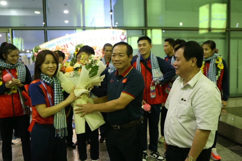 Đại diện Liên đoàn cầu mây Việt Nam chúc mừng thành công của đội cầu mây tại ASIAD 19. Ảnh: MINH MINH