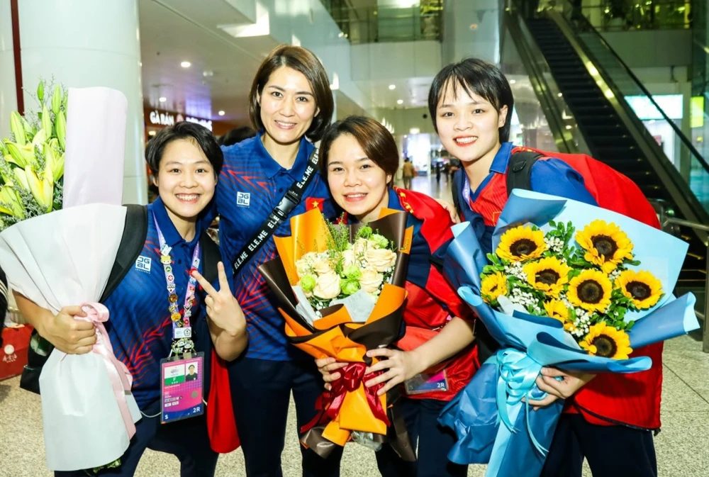 Các tuyển thủ karate nữ của Việt Nam đã về nước sau ASIAD 19 và được đón chào nồng nhiệt. Ảnh: ĐOÀNTTVN