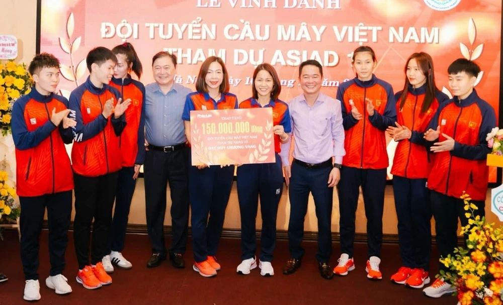 Liên đoàn cầu mây Việt Nam đã tổ chức vinh danh trao thưởng cho đội tuyển thi đấu tại ASIAD 19. Ảnh: VSTAF