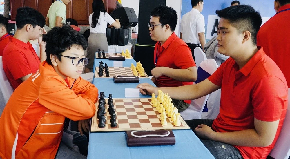 Đầu Khương Duy (trái) là thành viên đội cờ vua trẻ Việt Nam đi ai Cập thi đấu. Ảnh: MINH MINH
