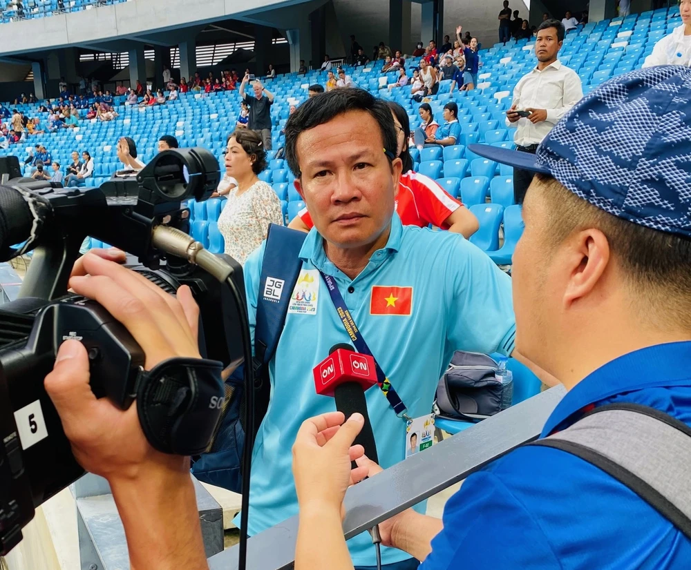 HLV Trần Văn Sỹ trả lời truyền hình trong thời gian tham dự SEA Games 32 ở Campuchia. Ảnh: MINH MINH