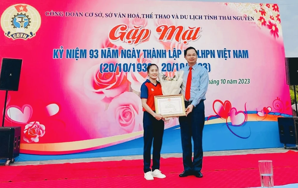 Phùng Thị Huệ đã được khen thưởng của tỉnh Thái Nguyên. Ảnh: MINH MINH