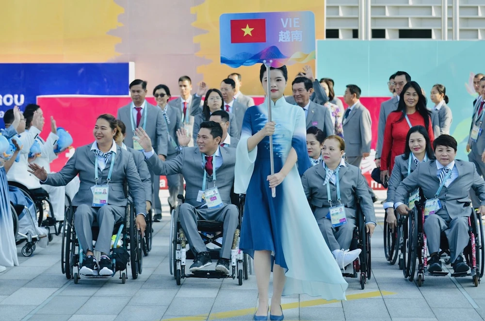 Đoàn thể thao người khuyết tật Việt Nam tham dự lễ thượng cờ trong sáng 19-10. Ảnh: CỤCTDTT