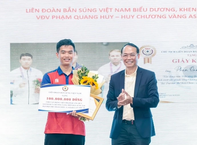 Xạ thủ Phạm Quang Huy được thưởng 100 triệu đồng với thành tích HCV cá nhân tại ASIAD 19. Ảnh: LƯỢNG LƯỢNG