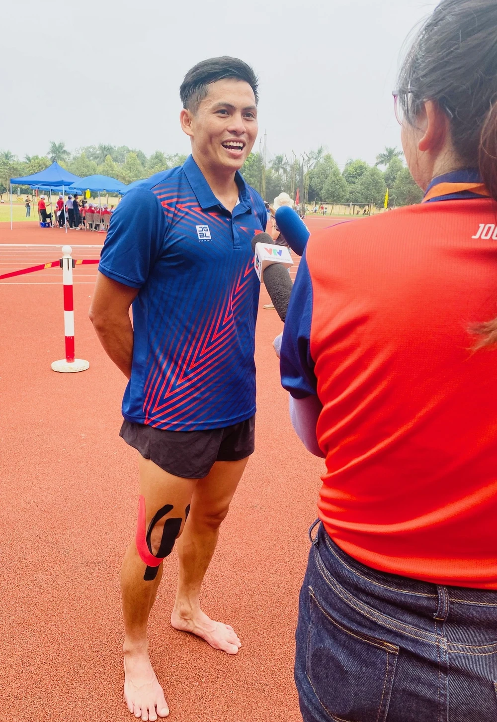Lương Minh Sang vẫn phải bó chân khi thi đấu nhưng giành được HCV đáng khích lệ. Ảnh: MINH MINH