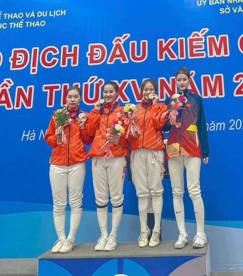 Đội kiếm chém nữ Hà Nội giành HCV ở giải vô địch quốc gia 2023. Ảnh: MINH MINH