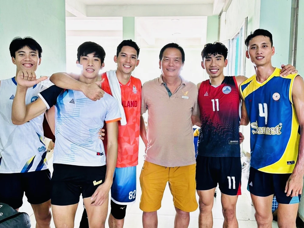 Thanathat Thaweerat (áo đỏ) là ngoại binh Thái Lan của chủ nhà Đà Nẵng tại vòng hai giải bóng chuyền vô địch quốc gia 2023 tới đây. Ảnh: THANATHAT