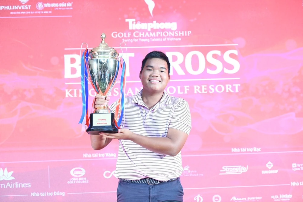 Golf thủ trẻ Nguyễn Đức Sơn vô địch giải đấu năm nay. Ảnh: NHƯ Ý