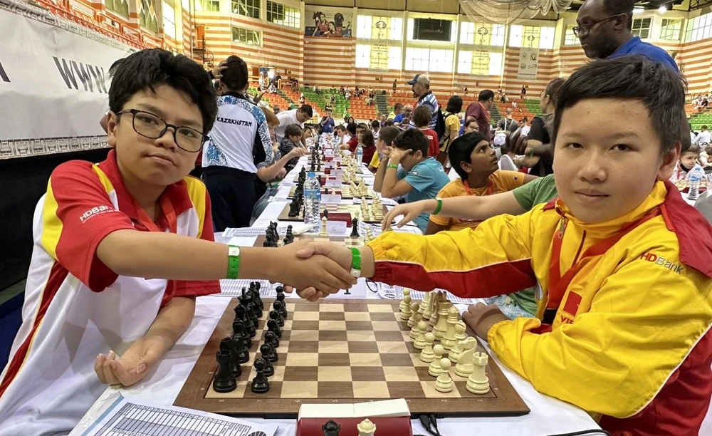 Đầu Khương Duy (trái) đang là một trong những kì thủ trẻ của cờ vua Việt Nam rất chờ đợi có nhiều nguồn lực đầu tư. Ảnh: FIDE