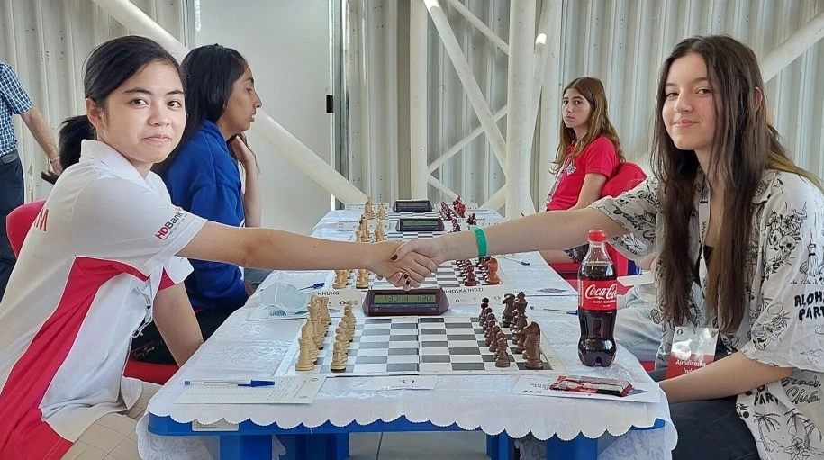 Kỳ thủ Hồng Nhung (trái) từng giành HCB nhóm U16 nữ ở giải năm ngoái. Ảnh: ANH THƯ